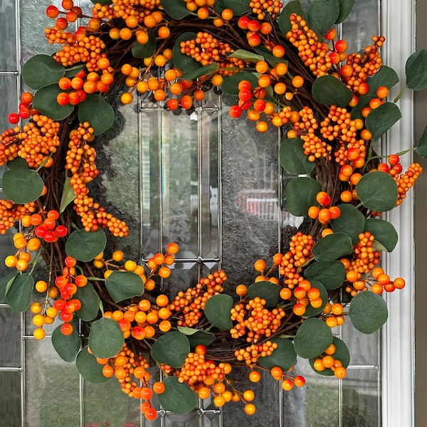 Herbstkranz mit Eukalyptus und Beeren