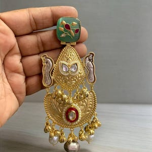 Boucles d&#39;oreilles décoratives fabriquées à la main avec Meenakari et Kundan - Bridal Jhumka