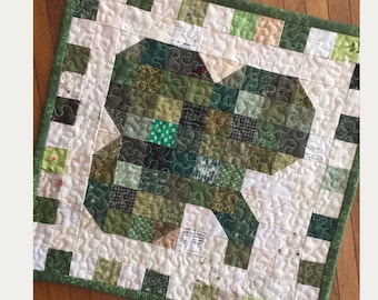 Shamrock Mini Quilt Pattern: Scrappy St. Patrick&#39;s Day Decor (PDF)