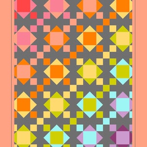 Op de afbeelding: Een quiltpatroon getiteld "Mosaic" met een herhalend geometrisch ontwerp. Het patroon bevat kleurrijke vierkanten en ruiten in tinten roze, oranje, geel, groen en blauw op een grijze achtergrond. De quilt meet 135 cm x 168 cm.