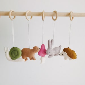 Brinquedos de ginástica para bebês da Woodland: criaturas da floresta feitas à mão em feltro