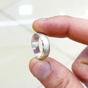 Niestandardowy ręcznie wykonany solidny pierścionek ze srebra próby 925 o średnicy 6 mm z diamentowym szlifem, satynowy wzór, ślubny zakrzywiony kształt litery D