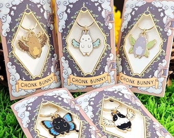 Llaveros y dijes de esmalte duro de conejos Chonk del artista