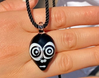 Pendentif extraterrestre en verre, pendentif OVNI en verre, collier extraterrestre, collier OVNI, bijoux extraterrestres, pendentif espace unisexe, cadeau de nouvel an, cadeau de Noël