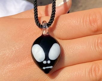 Pendentif extraterrestre en verre, Pendentif OVNI en verre, Collier Alien, Collier OVNI, Bijoux extraterrestres, Bijoux OVNI, Pendentif spatial, Bijoux en verre