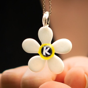 Colgante de flores, Colgante de margarita, Colgante de carta inicial, Collar hecho a mano, Regalo para ella, Regalo personalizado, Colgante de cristal de Murano, Colgante personalizado