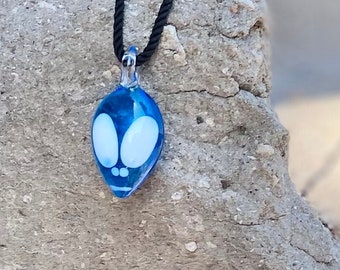 Pendentif extraterrestre en verre, pendentif OVNI en verre, collier extraterrestre, collier OVNI, bijoux extraterrestres, bijoux OVNI, pendentif espace, bijoux en verre