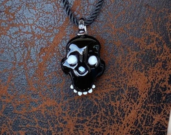Pendentif tête de mort noire fait main, pendentif tête de mort en verre de Murano, accessoire gothique unique d&#39;Halloween, collier tête de mort en verre, bijoux gothiques en verre