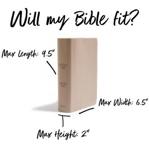 Może przedstawiać: Beżowa Biblia z tekstem "The Holy Bible" i "Christian Standard Bible" nadrukowanym na okładce. Biblia ma 9,5 cala długości, 6,5 cala szerokości i 2 cale wysokości.