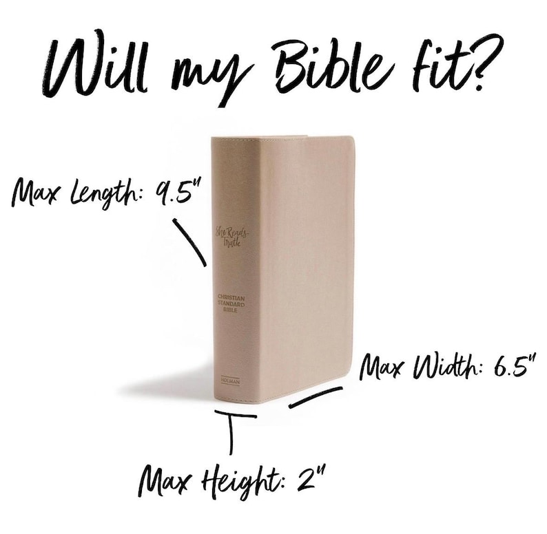 Może przedstawiać: Beżowa Biblia z tekstem "The Holy Bible" i "Christian Standard Bible" nadrukowanym na okładce. Biblia ma 9,5 cala długości, 6,5 cala szerokości i 2 cale wysokości.