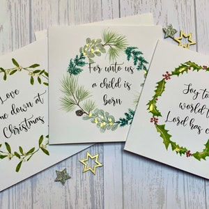Paquet de cartes de Noël chrétiennes.  Belles couronnes de Noël embellies et déjouées à la main entourant les messages de Noël. Cartes de luxe