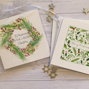 Paquet de cartes de Noël.  Belles cartes simples à base de feuillage botanique en vert et rouge festifs. Déformé à la main.   Cartes de luxe