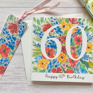 Carte personnalisée 60e anniversaire et jolie étiquette cadeau. Fleurs colorées entourant le nombre 60. Carte d'anniversaire importante. Soixante