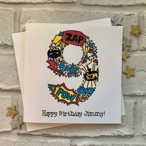 Carte personnalisée super-héros pour son 9e anniversaire. Illustration aquarelle de style dessin animé du chiffre 9 agrémentée de détails métalliques argentés.