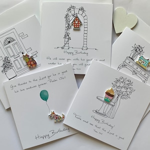 Lot de 5 cartes d'anniversaire chrétiennes. Des dessins fantaisistes agrémentés de magnifiques boutons en bois. Chaque carte contient un verset biblique encourageant.