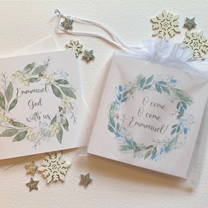 Paquet de cartes de Noël chrétiennes.  De belles couronnes de Noël ornées à la main entourant les messages de Noël. Cartes de luxe