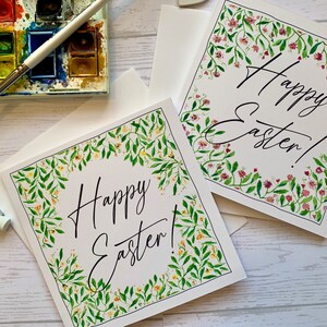 Emballez des cartes de Pâques.  De délicates fleurs roses et jaunes entourent les mots « Joyeuses Pâques ». Ornée de pierres précieuses. Cartes de luxe. Cartes de Pâques