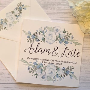 Carte de mariage personnalisée avec des fleurs bleu poudré et des strass délicats. Félicitations. Le jour de votre mariage