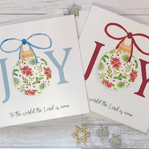 Emballez des cartes de Noël chrétiennes.  Belle boule de Noël vintage avec les mots Joy to the world under. Cartes de luxe. Cartes chrétiennes