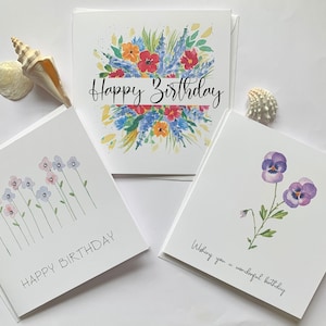 Offre spéciale, lot de cartes d'anniversaire d'un excellent rapport qualité-prix. Une variété de styles floraux pour que vous ayez toujours une belle carte à portée de main.  Cartes d'anniversaire