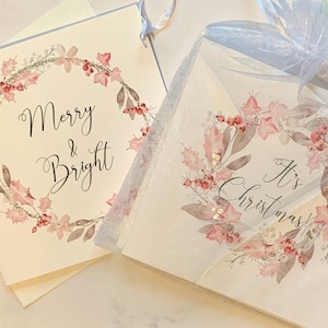 Cartes roses pour couronne de Noël. Belles cartes imprimées à la main composées de feuillage de Noël rose et de baies. Message personnel/surimpression gratuite.