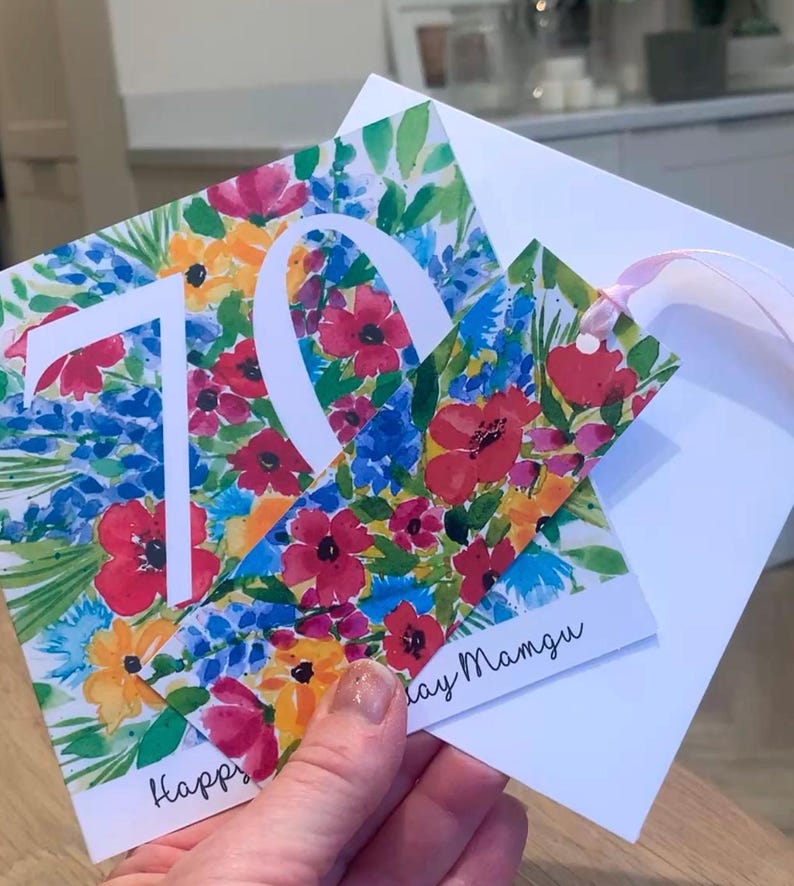 Carte personnalisée 70e anniversaire et jolie étiquette cadeau. Fleurs colorées entourant le nombre 70. Carte d'anniversaire importante. Soixante-dix image 6