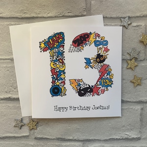 Carte personnalisée du 13e anniversaire de super-héros. Illustration aquarelle de style dessin animé du nombre 13. Treize