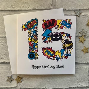 Carte personnalisée pour 15e anniversaire de super-héros. Illustration aquarelle de style dessin animé du nombre 15. Quinze