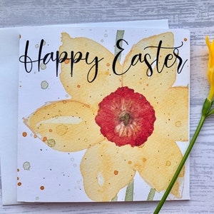 Emballez des cartes de Pâques.  Jonquille lâche de style aquarelle avec « Joyeuses Pâques » sur le dessus. Cartes de luxe. Cartes de Pâques