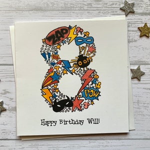 Carte personnalisée pour le 8e anniversaire de super-héros. Illustration aquarelle de style dessin animé du chiffre 8 avec des détails métalliques argentés. Huit