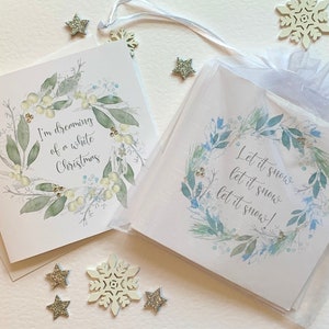 Paquet de cartes de Noël.  De belles couronnes de Noël ornées à la main entourant des messages saisonniers. Cartes de luxe