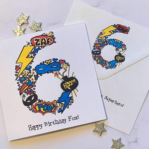 Carte personnalisée pour 6e anniversaire de super-héros. Illustration aquarelle de style dessin animé du chiffre 6 agrémentée de détails métalliques argentés.