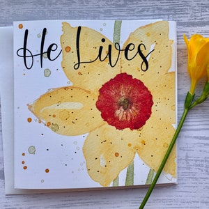Emportez des cartes de Pâques chrétiennes.  Jonquille lâche style aquarelle avec « Il vit » sur la partie supérieure. Cartes de luxe. Cartes chrétiennes