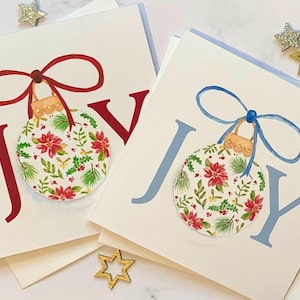 Emballez des cartes de Noël.  Belle boule d'aspect vintage complétant les mots « Joy ! » sur des cartes de luxe. Cartes de Noël de luxe