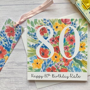 Carte personnalisée 80e anniversaire et jolie étiquette cadeau. Fleurs colorées entourant le nombre 80. Carte d'anniversaire importante. Quatre-vingts