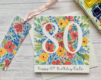 Carte personnalisée 80e anniversaire et jolie étiquette cadeau. Fleurs colorées entourant le numéro 80. Carte d'anniversaire jalon. Quatre-vingts