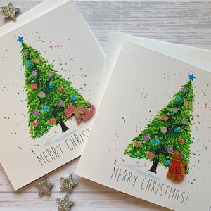 Cartes de Noël en édition limitée.  Sapin de Noël peint à l'aquarelle avec un chat ou un chien amusant en bois peint. Cartes de luxe décorées à la main