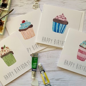 Lot de cartes d'anniversaire d'un excellent rapport qualité-prix. Illustrations de cupcakes à l'aquarelle rehaussées de magnifiques pierres précieuses scintillantes. Cartes d'anniversaire.