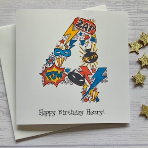 Carte personnalisée de 4e anniversaire de super-héros. Illustration aquarelle de style dessin animé du chiffre 4 agrémentée de détails métalliques argentés.