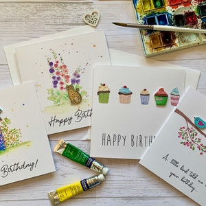 Lot de cartes d'anniversaire et de voeux d'un excellent rapport qualité-prix. Illustrations à l'aquarelle agrémentées de magnifiques boutons en bois. Cartes d'anniversaire