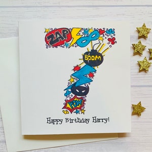 Carte personnalisée du 7e anniversaire de super-héros. Illustration aquarelle de style dessin animé du chiffre 7 agrémentée de détails métalliques argentés.