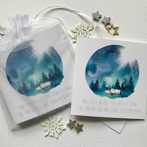 Cartes de Noël chrétiennes. Beau mouton à l'aquarelle dans une scène d'hiver agrémenté de points déjoués avec un merveilleux message chrétien
