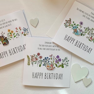 3 cartes d'anniversaire chrétiennes. Oeuvre d'art botanique agrémentée de boutons en bois. Chaque carte contient un verset biblique encourageant. chien, chat, hérisson