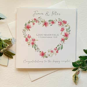 Carte de mariage chrétienne personnalisée avec un coeur de belles fleurs. I Corinthiens 13:8 L'amour ne manque jamais.  Le jour de votre mariage