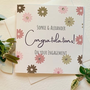 Carte de fiançailles personnalisée avec un motif floral simple parsemé de pierres précieuses. Félicitations. Pour vos fiançailles.
