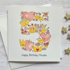 Carte personnalisée pour 5e anniversaire de princesse. Illustration aquarelle de style dessin animé du chiffre 5 agrémentée de détails métalliques argentés.