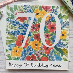 Carte personnalisée 70e anniversaire et jolie étiquette cadeau. Fleurs colorées entourant le nombre 70. Carte d'anniversaire importante. Soixante-dix image 2