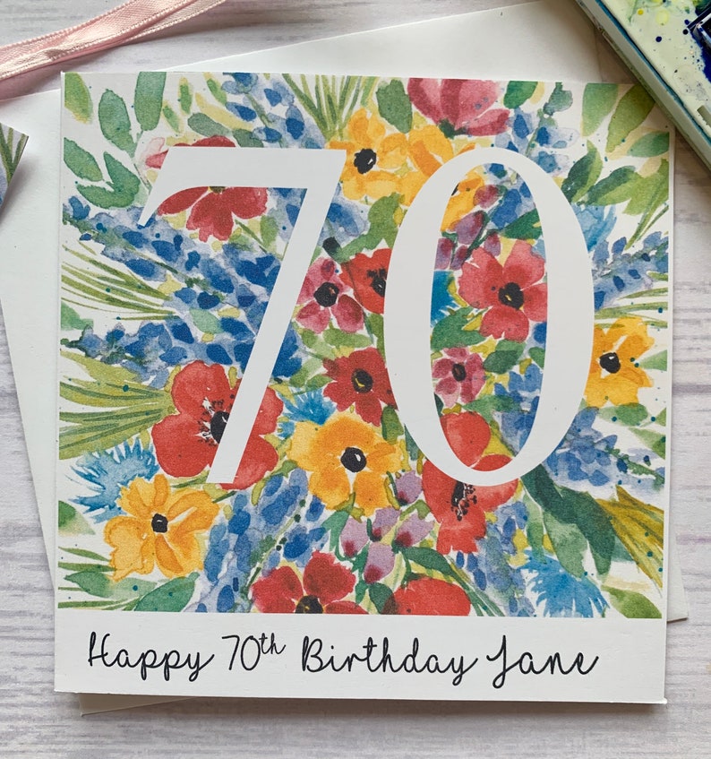 Carte personnalisée 70e anniversaire et jolie étiquette cadeau. Fleurs colorées entourant le nombre 70. Carte d'anniversaire importante. Soixante-dix image 2