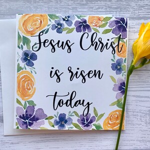 Jeu de cartes de Pâques chrétiennes.  La frontière florale lâche de style aquarelle avec Jésus-Christ est aujourd'hui ressuscité, écrit au centre. Cartes de luxe