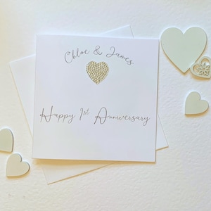 Carte d'anniversaire personnalisée avec le nom du couple et le nombre d'années qu'ils célèbrent.  Ornée d'un coeur en strass.